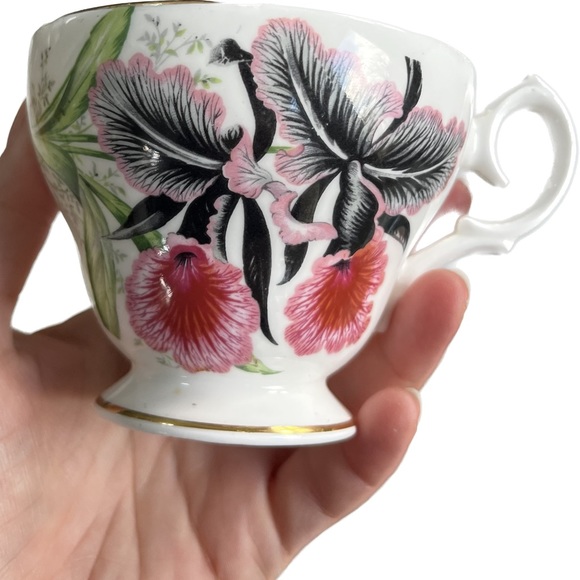🎈2/$30 - QUEEN ANNE Fine Bone China Teacup & Saucer Set. Made in England. - Picture 2 of 6